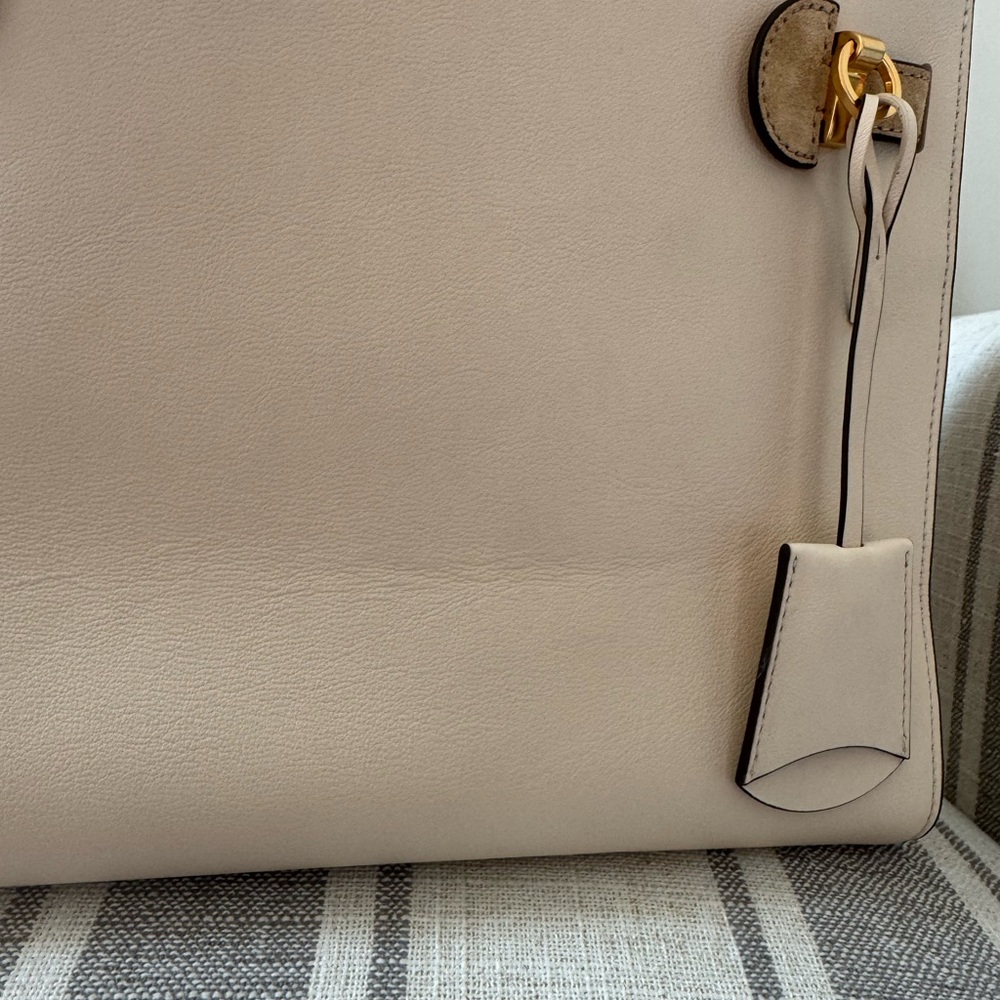 Tory Burch Cream and Tan Leather Shoulder Bag with Gold Hardware - Picture 4 of 16
